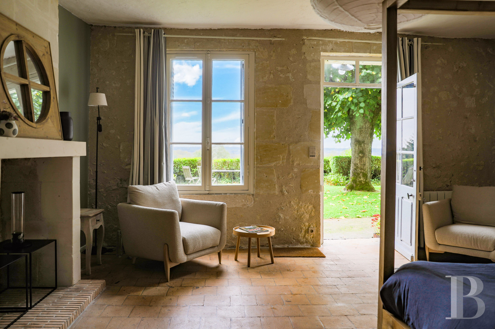 En Indre-et-Loire, sur les hauteurs d’un village, près d’Amboise, un château et son hameau en bordure de forêt - photo  n°27